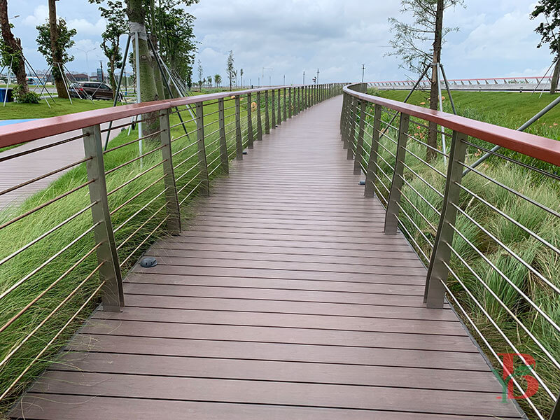 Wide scenic promenade with modern cable railings made of long-lasting composite decking.