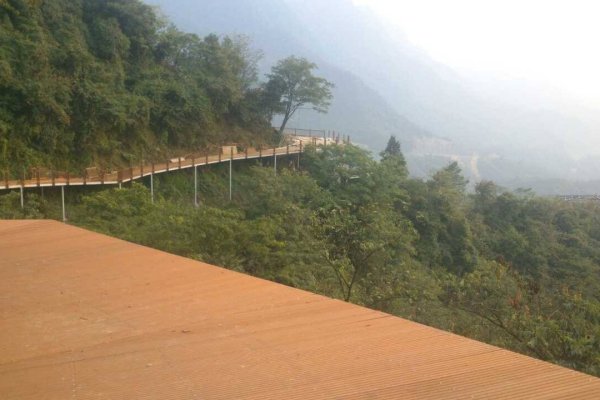 3.wpc-decking-installation-on-metal-frame-and-public-walkway Professional installation of WPC decking on a metal joist frame and a completed long-span scenic public walkway.