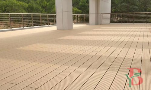 Decking Comparison: Classical WPC decking, uncapped composite decking