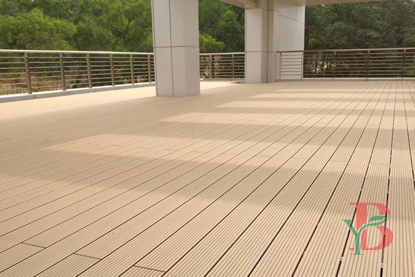Decking Comparison: Classical WPC decking, uncapped composite decking