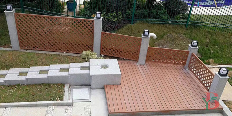 Composite garden fencing with wood grain surface for mordern outdoor spaces